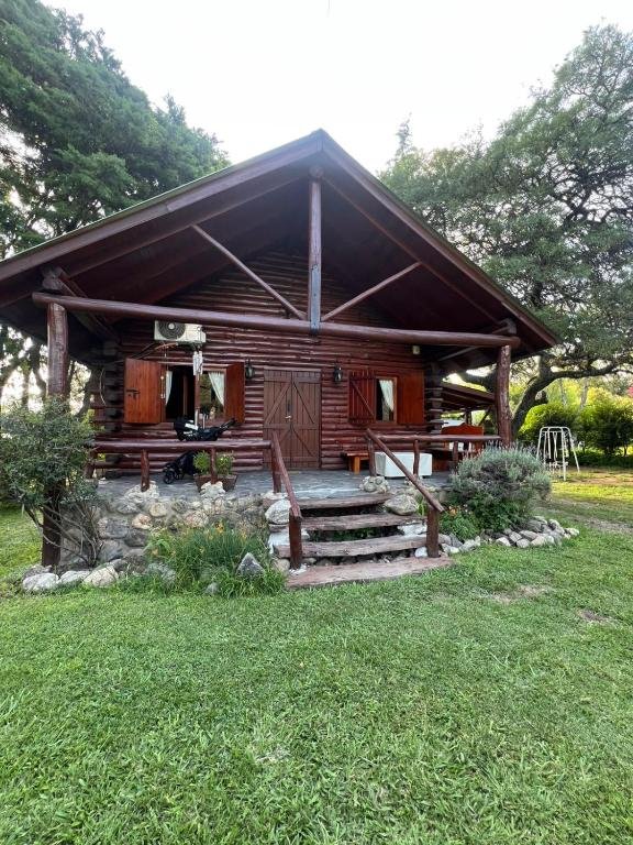 Pileta y jardín de Aldea Las Calandrias en Villa General Belgrano