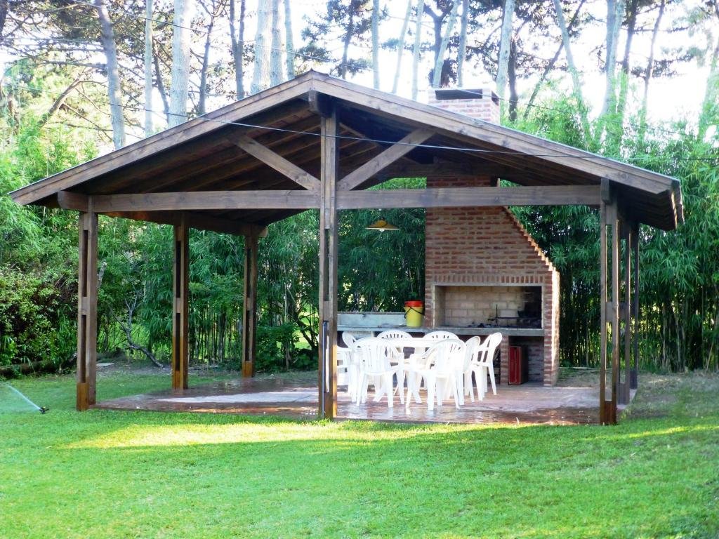 Casas De Pinamar con entorno arbolado