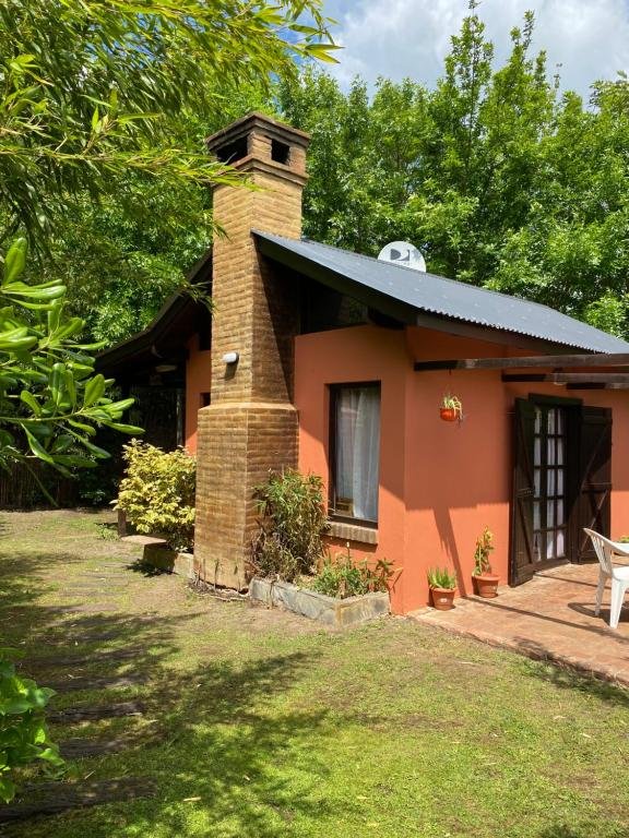 Exterior de El Quincho entre árboles en Costa del Este
